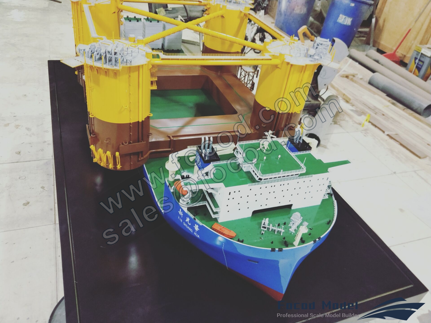 custom made model of Xin Guang Hua semi-submersible heavy lift vessel with cargo